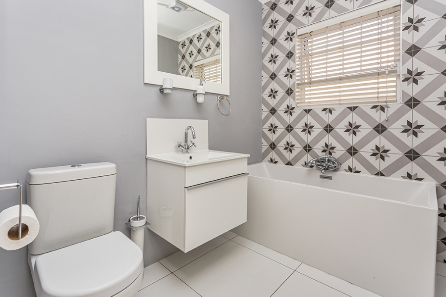 To Let 4 Bedroom Property for Rent in Sunningdale Western Cape